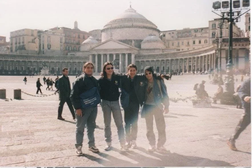 Cuatro adolescentes en la Piazza del Plebiscito, Nápoles, 1999